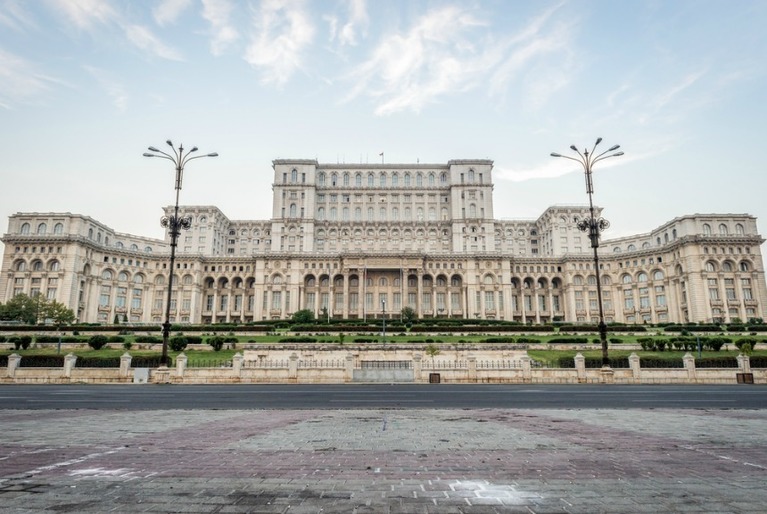 Faţada principală a Palatului Parlamentului, iluminată în culorile roşu şi albastru, la 40 de ani de când Steaua a câştigat Cupa Campionilor Europeni