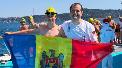 Premierul Republicii Moldova a traversat înot Bosforul alături de fiul său de 14 ani, care a fost mai rapid decât el
