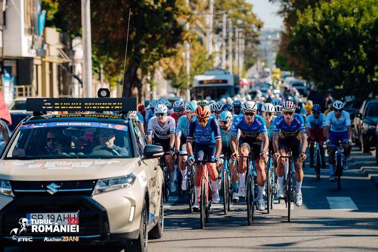 Turul României 2026 a cucerit inimile românilor şi a crescut spectaculos: de zece ori mai mulţi spectatori pe traseu, peste 2.500 de participanţi la competiţiile conexe şi peste 3.000 de preluări în mass-media