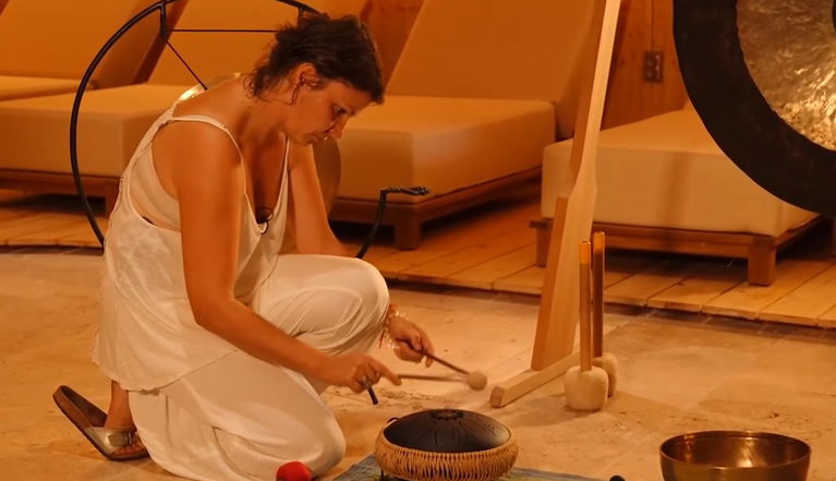 Ritual practicat de secole în Asia începe să capete popularitate şi la noi. Mai multe despre terapia cu sunete aflaţi din emisiunea ”Sănătate cu stil”, de la Prima TV, sâmbătă, de la ora 11:00