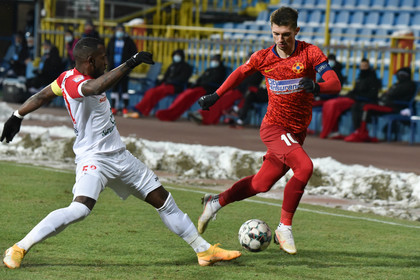 VIDEO | Jucătorii de la FCSB, furioşi din cauza gazonului de la Mediaş! Tănase: "Cum poţi să joci fotbal?" / Olaru: "Era îngheţat. Nu am reuşit să pasăm"