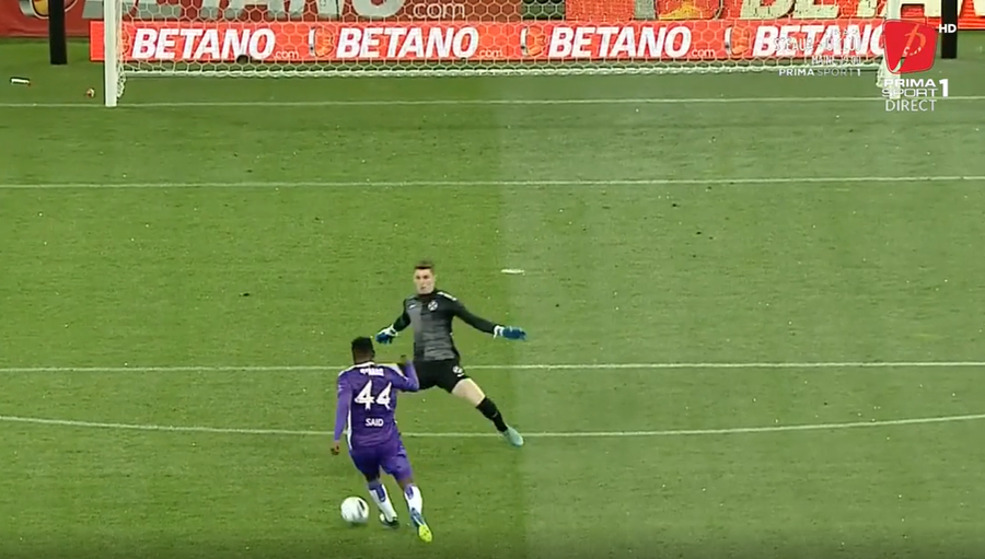 VIDEO | Târnovanu şi o repriză a contrastelor: gafă mare, intervenţie superbă şi accidentare care i-a dat emoţii lui Toni Petrea