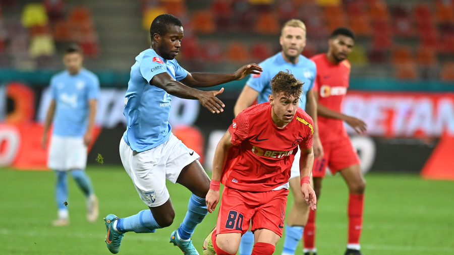 Greşeşte FCSB în cazul lui Radaslavescu? Stelea a dezvăluit o discuţie avută cu Hagi: "Joacă oriunde de la mijloc în sus. Inclusiv vârf!"