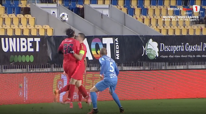 VIDEO | Accidentare urâtă în partida Chindia - FCSB! Compagno şi Olaru s-au lovit cap în cap şi au fost înlocuiţi 