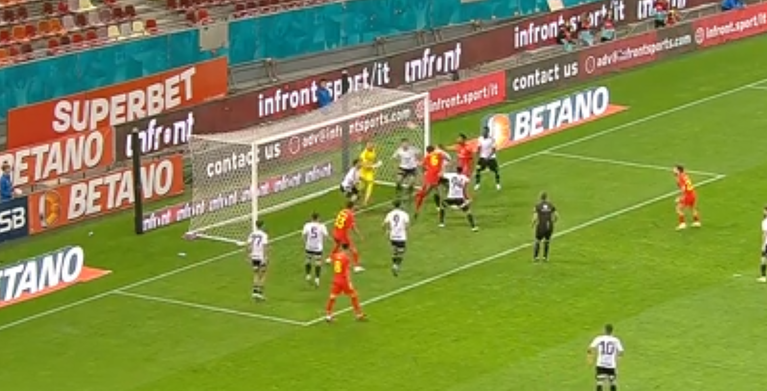 VIDEO | Dawa înscrie unul din cele mai bizare goluri ale sezonului. Mingea s-a lovit de jucători la o fază fixă