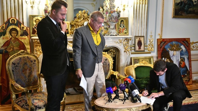Becali nu mai stă la discuţii! De abia s-a terminat petrecerea, iar patronul l-a anunţat că e OUT: ”N-ai ce să faci cu el. Are probleme cu păcănelele, măcănelele”