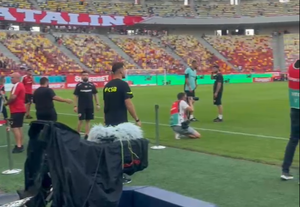 VIDEO | Dennis Politic, înjurat de câţiva fani dinamovişti la intrarea pe teren