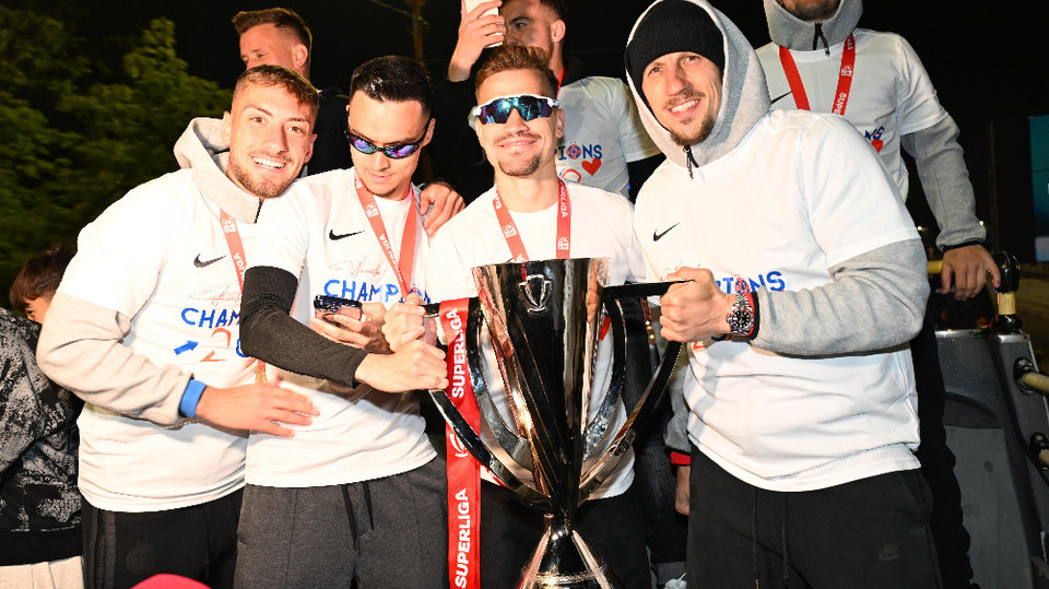 //i0.1616.ro/media/581/3142/38227/22304108/2/sarbatoare-autocar-fcsb-castigarea-superligii-superbet-17-05-2025.jpg