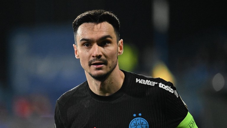 A fost anunţat înlocuitorul lui Adrian Şut la FCSB! Anunţul clubului: „Cel mai bun om ca mijlocaş la închidere”