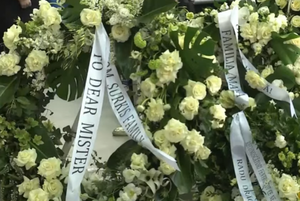 VIDEO | FCSB şi Dinamo i-au adus un ultim omagiu lui Mircea Lucescu la Arena Naţională. O coroană din partea lui Igor Surkis, depusă la catafalc