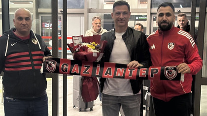 VIDEO | Primele imagini cu Mirel Rădoi la Gaziantep. Fostul antrenor al lui FCSB, aşteptat cu flori la aeroport


