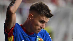 Octavian Popescu, în luptă pentru un loc de titular la FCSB. Basarab Panduru: ”Dacă se bate cu Tănase, n-are nicio şansă” | VIDEO EXCLUSIV 