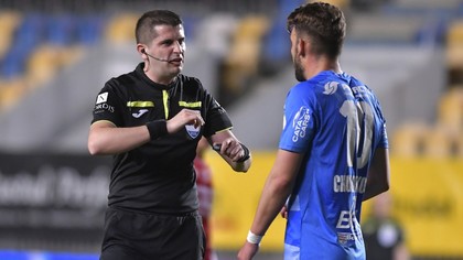 Andrei Chivulete arbitrează meciul CFR Cluj - Universitatea Craiova din Superligă