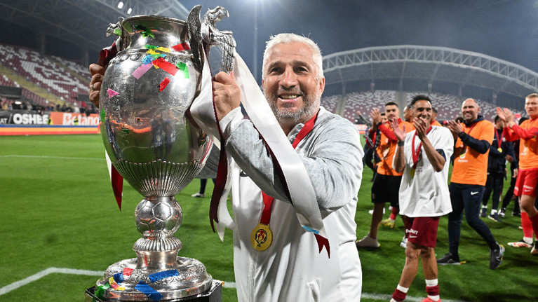 VIDEO | Dan Petrescu îşi trece în palmares prima Cupă a României. ”Se uită după primul meci pierdut”