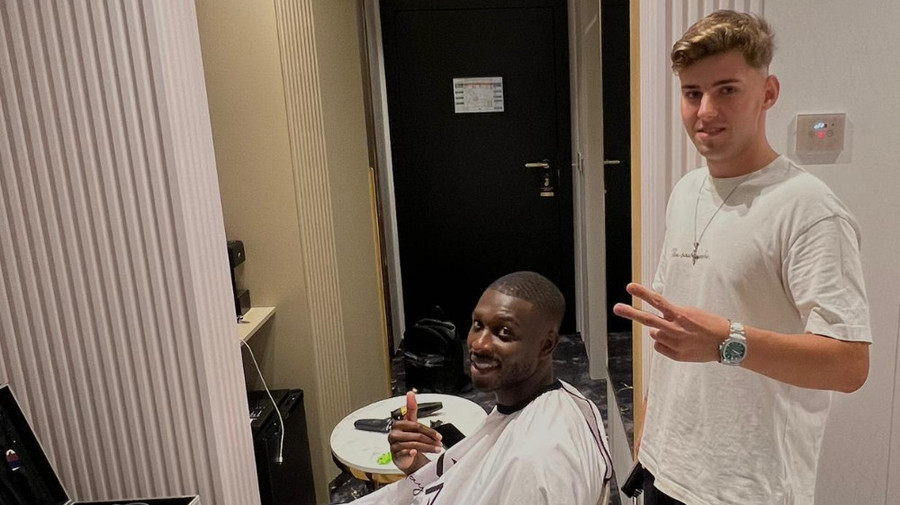 La 19 ani este frizerul jucătorilor de la CFR: "Visul meu era să-l tund pe Louis Munteanu!"