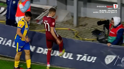 Fază ireală! Şfaiţ a lovit un panou publicitar şi a spart laptopul unui fotograf