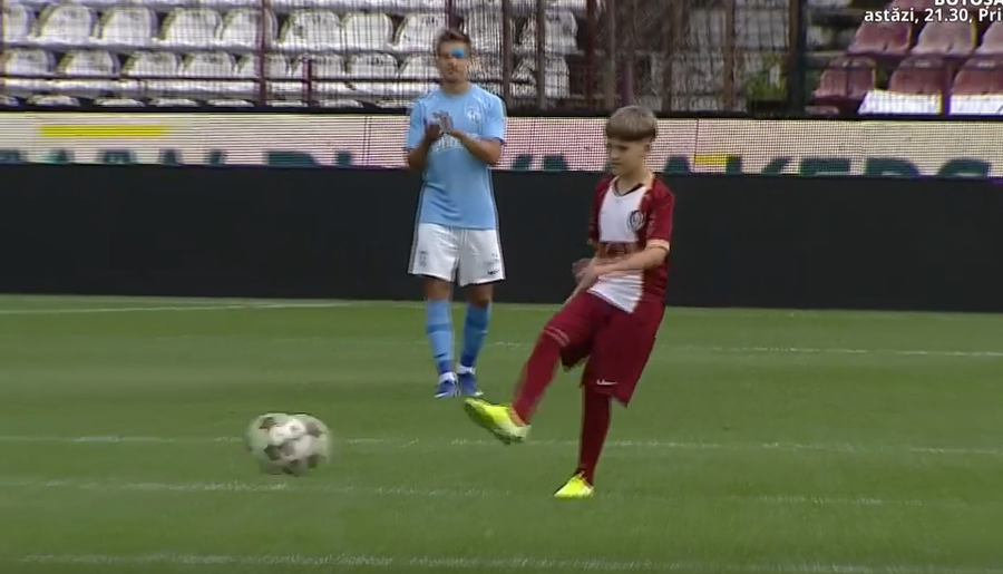 VIDEO | Multă emoţie în Gruia! Fiul regretatului Gabi Mureşan a dat lovitura de start la CFR - FC Voluntari