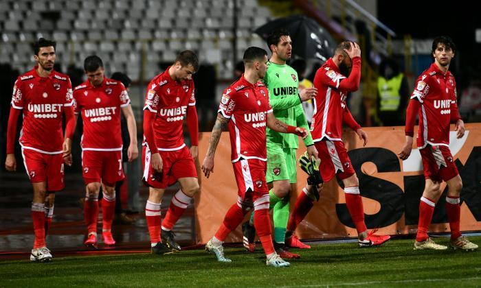 FOTO: Nu îi lasă la greu. Mesajul suporterilor lui Dinamo, afişat la meciul cu Viitorul