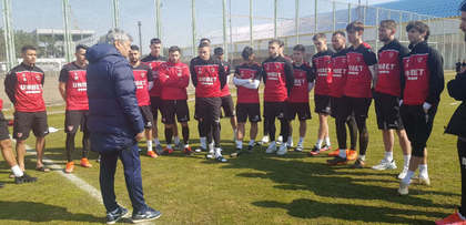 Mircea Lucescu a venit la antrenamentul dinamoviştilor. Câţi bani mai sunt necesari pentru licenţa de Liga 1