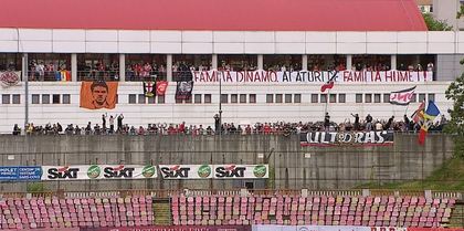 VIDEO | Sute de fani dinamovişti s-au strâns în afara stadionului şi cântă neîncetat! Dinamo - Chindia, meciul care îi poate duce pe 'roş-albi' în play-off-ul Conference League
