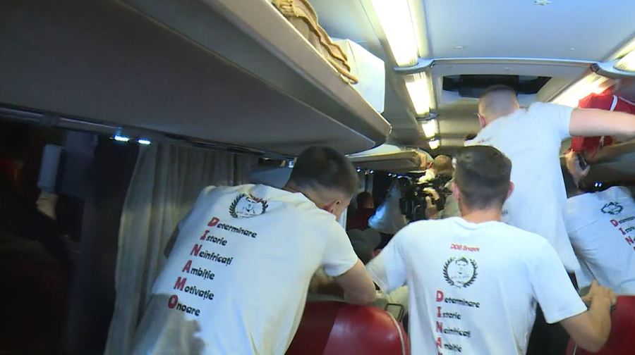 VIDEO | Dinamoviştii au sărbătorit în autocar salvarea de la retrogradare! Sorescu: "Suntem nişte eroi"