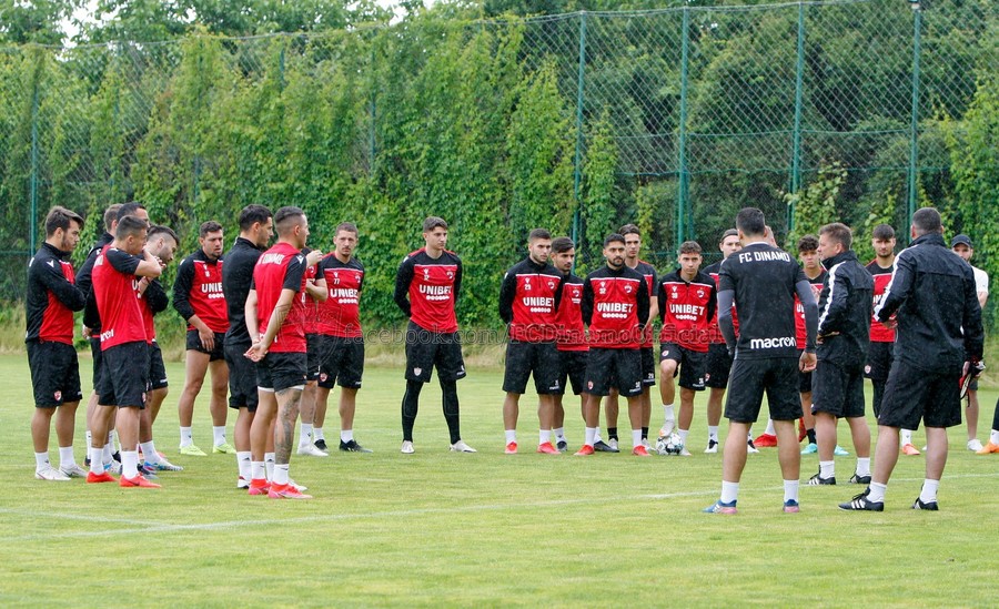 Dinamo încearcă să creioneze o strategie pentru sezonul următor. Janusz Gol nu mai revine la echipă, Florin Bejan vrea să continue, deşi îi expiră contractul