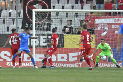 Fanii dinamovişti sunt mulţumiţi de prestaţia jucătorilor, în ciuda eşecului cu Chindia. "Am văzut dăruire, efort, dorinţă şi spirit, aşa că nu suntem trişti"