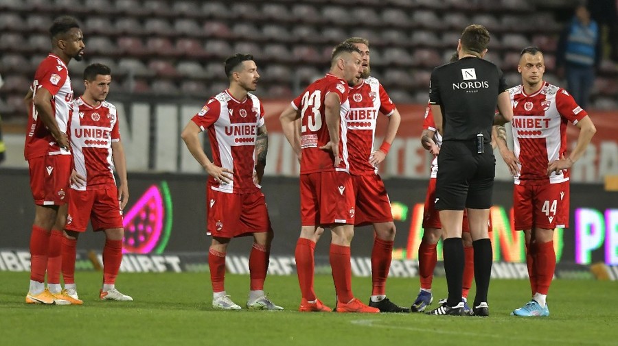 Suporterii dinamovişti propun să fie aduşi arbiitri străini la meciurile de baraj ale lui Dinamo!