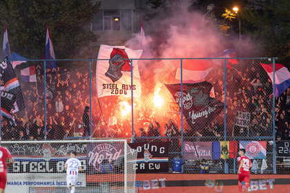 Incident la meciul din Liga 2, Oţelul - Dinamo! Un poliţist a fost lovit în cap cu o piatră