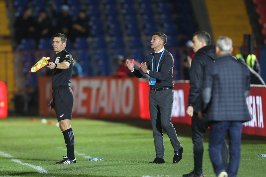 VIDEO | ”Ruşinos! Penalty anapoda! Nu vreau să folosesc cuvinte jignitoare”. Ovidiu Burcă, extrem de dur cu arbitrajul