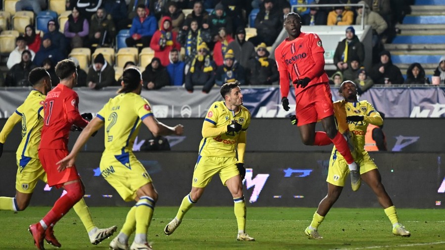 Dinamo pregăteşte o adevărată lovitură! „Câinii” insistă pentru transferul titularului de la marea rivală din Superliga