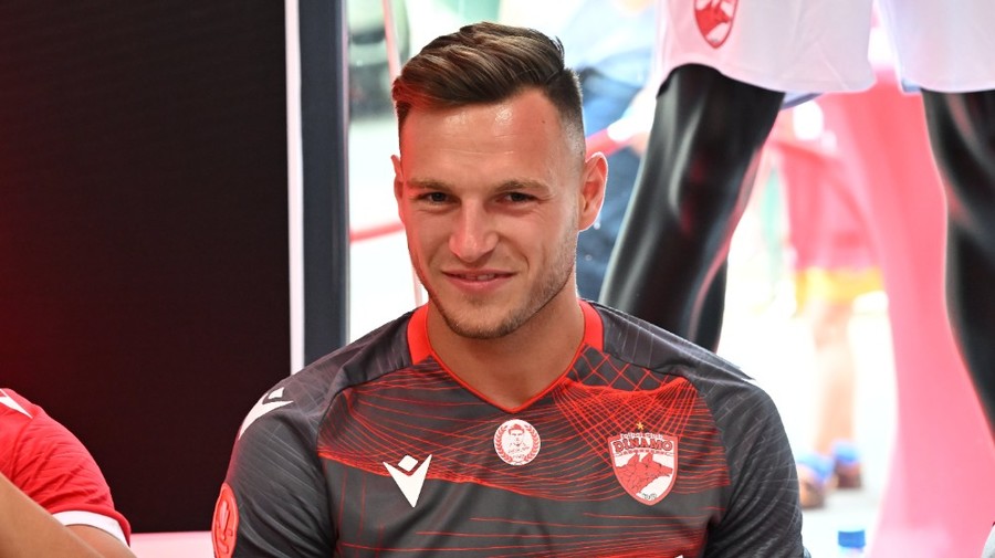Dinamo a demarat negocierile pentru înlocuitorul lui Dennis Politic! „Câinii” forţează transferul lui fost golgheter din Europa