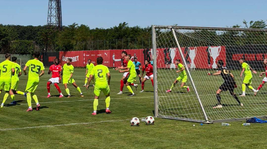 Cu o echipă formată din mulţi tineri, Dinamo a câştigat la limită amicalul cu Ştefăneştii de Jos