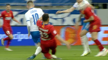 VIDEO | Craiova trebuia să primească penalty la o fază din debutul meciului. Cicâldău, luat pe sus de Radunovic 