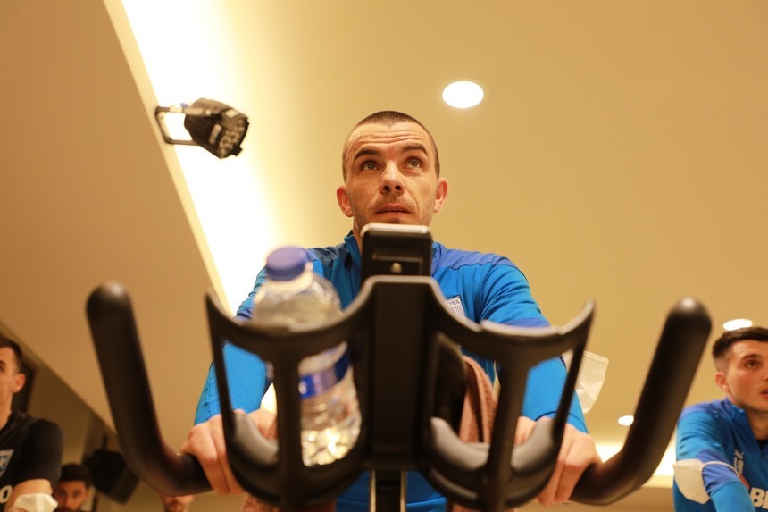 Universitatea Craiova mai are doar zece fotbalişti apţi de joc! Anunţul lui Mihai Rotaru. Dan Nistor, infectat şi el cu virusul asiatic