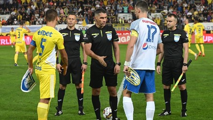 Istvan Kovacs arbitrează meciul Universitatea Craiova - FC Voluntari, de vineri, din Superliga