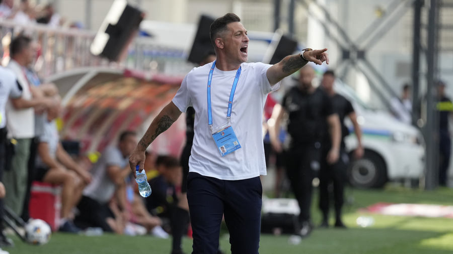 A erupt vulcanul în Bănie, după ce Craiova a pierdut în Bosnia. Rădoi acuză: ”Întrebaţi conducerea. Ivan a plecat fără voia mea!”

