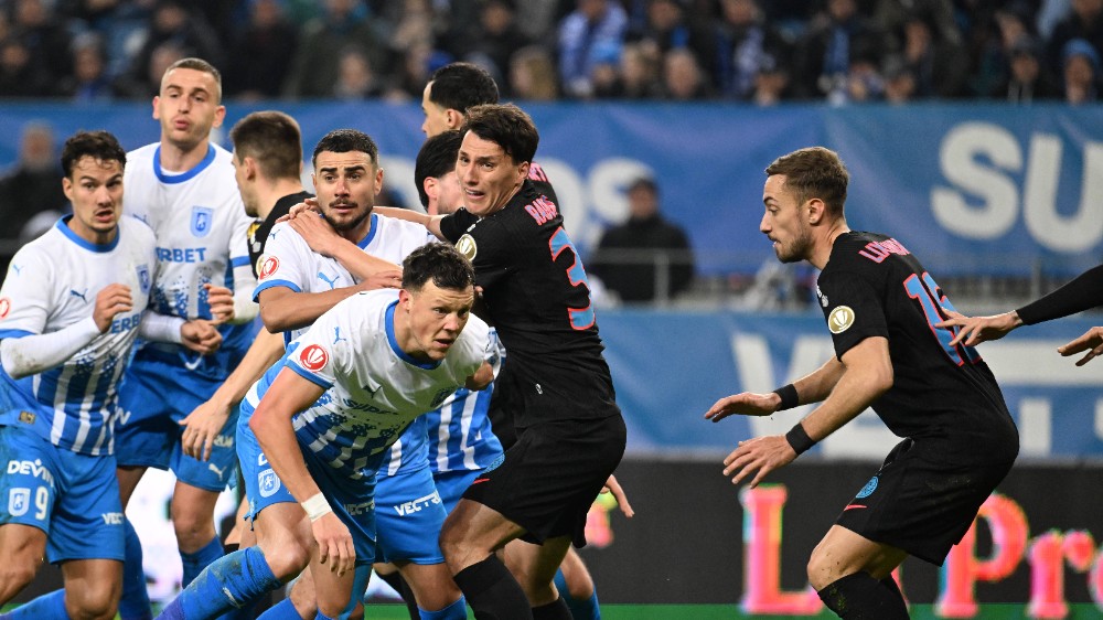 Tensiunea şi-a spus cuvântul! Unui titular de la Craiova i s-a făcut rău şi a fost luat de ambulanţă