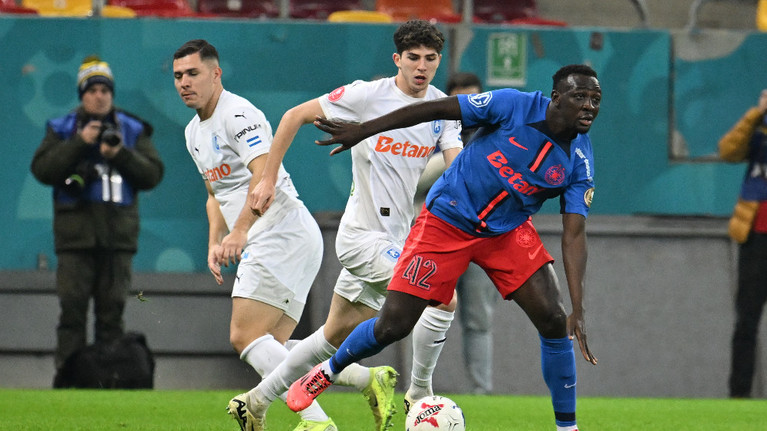 Momente incredibile în cantonamentul Craiovei! Un jucător a venit îmbrăcat cu tricoul FCSB-ului