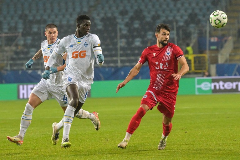 Universitatea Craiova pregăteşte un transfer interesant! Vrea să aducă un fundaş de la Dinamo Kiev