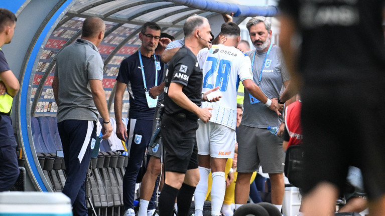 Lovitură pentru Universitatea Craiova! Un jucător de bază s-a accidentat cu FC Voluntari şi ar putea să nu mai joace în acest an
