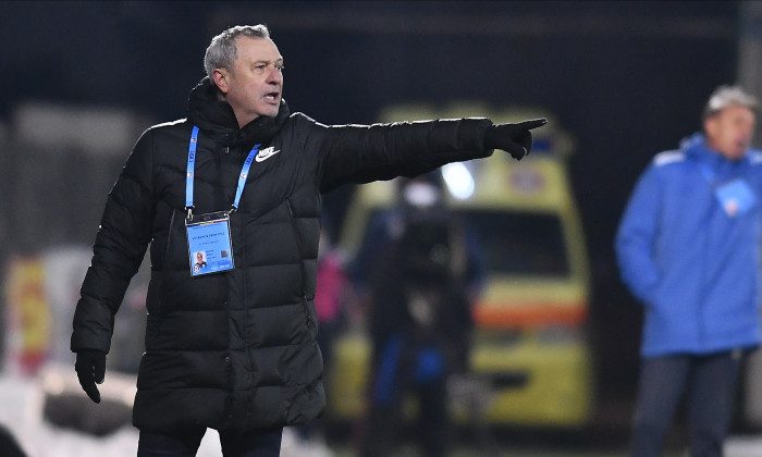 Mircea Rednic are viaţă grea la Viitorul. ”E ca un dresor care stă în tribuna circului şi încearcă să-i dreseze pe jucători. Eu, care sunt în arenă, răspund celui din ring sau culeg aprecierile celui din tribună?”