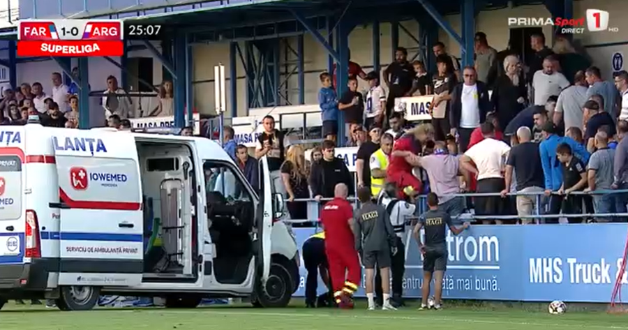 VIDEO | Momente de panică la Farul - FC Argeş: meciul a fost oprit şapte minute după ce unui fan i s-a făcut rău!