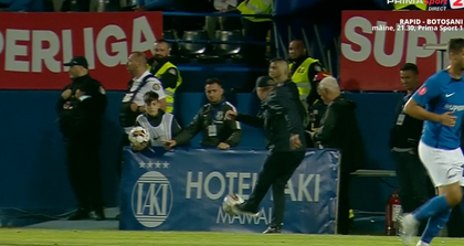 VIDEO ǀ Gică Hagi, un car de nervi în prima repriză a meciului cu Urartu. A lovit cu mingea un panou publicitar