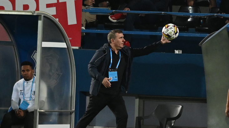 VIDEO ǀ Gică Hagi, tiradă fără ocolişuri. ”Dacă şi acasă suntem arbitraţi aşa! Penalty inventat!”