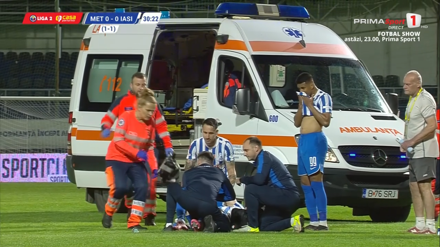 VIDEO | Accidentare horror în returul barajului dintre Metaloblobus şi Poli Iaşi! Jucătorul a fost scos cu ambulanţa de pe teren