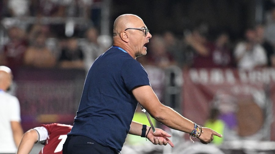 VIDEO | Leo Grozavu a răbufnit la finalul meciului cu Rapid: „Toată ţara l-a văzut. Nişte linii trase cam ciudat”