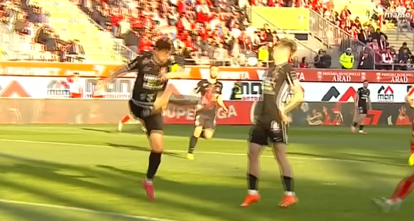 VIDEO | Autogol cum vezi o singură dată în viaţă! Stoica a degajat în faţa lui Căpuşă, iar mingea a intrat nefericit în poartă