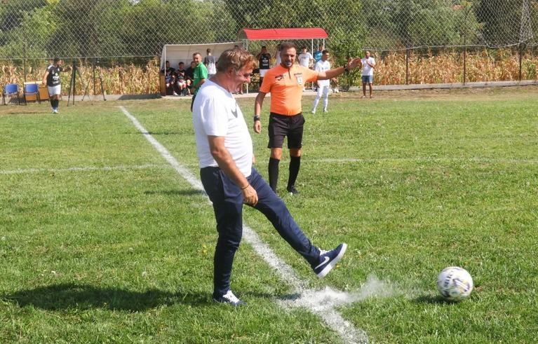 VIDEO | Gică Hagi, din nou pe plaiurile natale! „Regele” a fost invitat să dea lovitura de start la debutul oficial al noii echipe locale: „Aici am jucat fotbal, am învăţat”