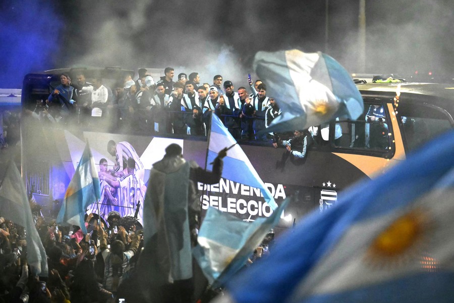 Mii de persoane i-au întâmpinat pe vicecampionii argentinieni la Buenos Aires. Messi nu a revenit cu echipa 